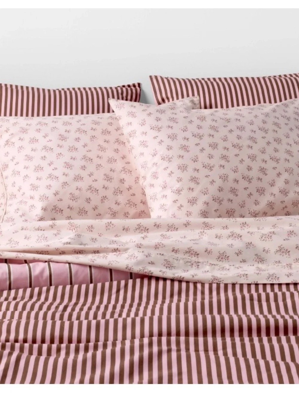 Hollister x Target collaboration Pink Ditsy Floral Full Sized Sheets